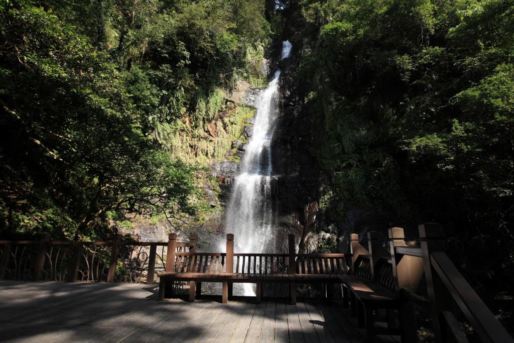 五峰旗風景區 樂遊行台灣包車旅遊 www.happytourtw.com 
Wufongci Waterfall