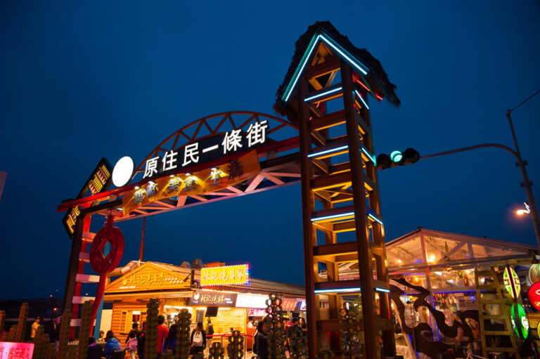東大門夜市 Dongdamen Night Market 樂遊行台灣包車旅遊 www.happytourtw.com LINE ID @happytourtw