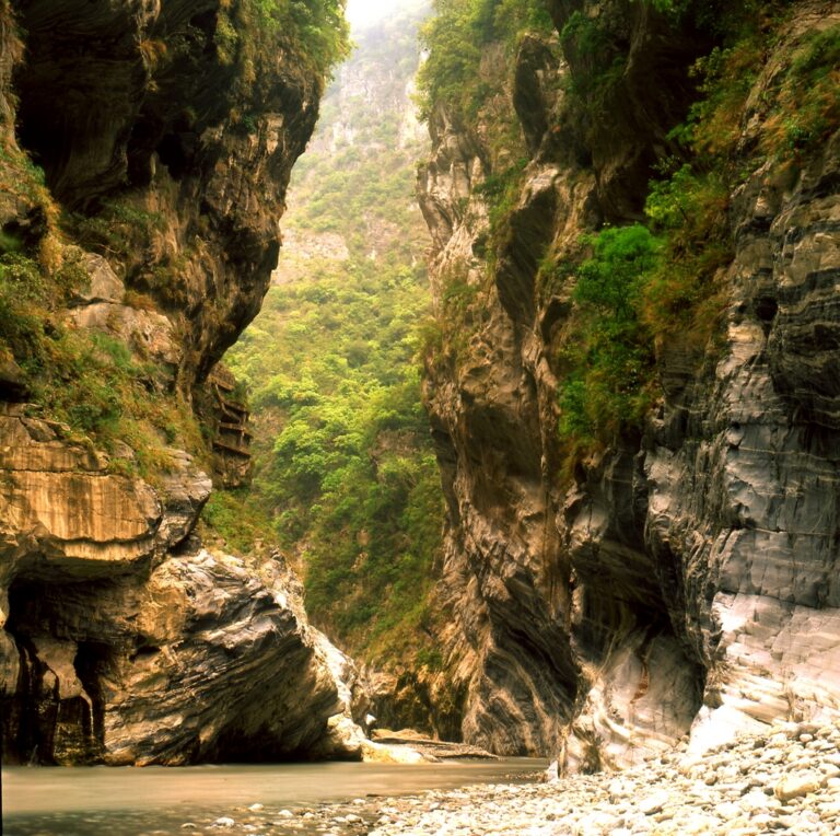 燕子口 Swallow Grotto（Yanzikou） 樂遊行台灣包車旅遊 www.happytourtw.com LINE ID @happytourtw